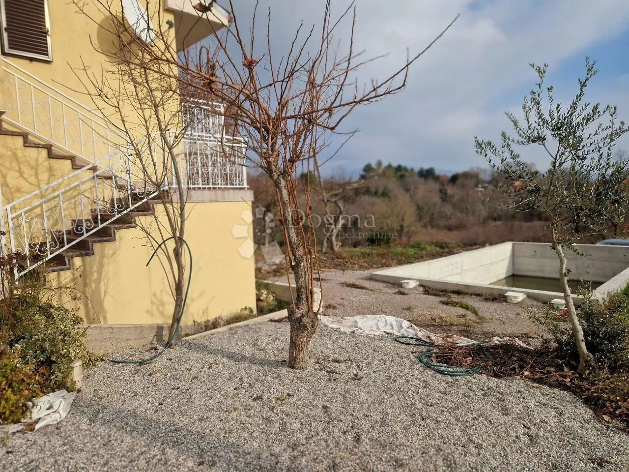 obiteljska kuća sa 2 stana i bazenom, okolica labina - slika 17