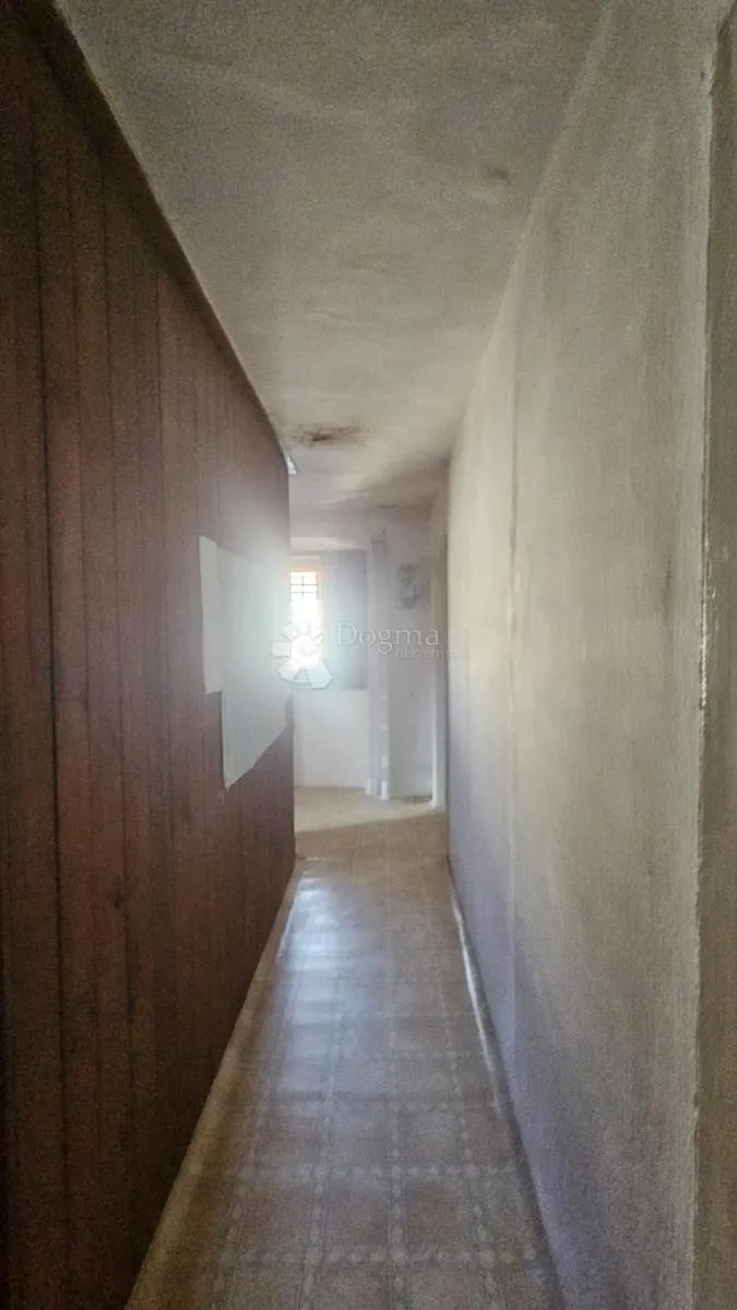 apartman u centru cresa, potrebna adaptacija! - slika 6