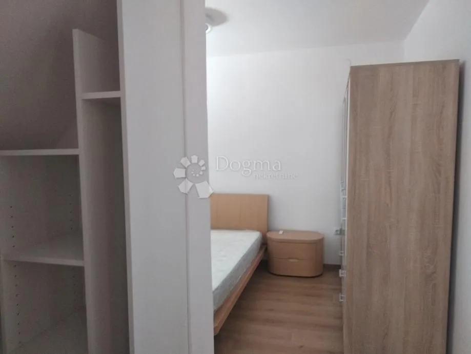 stan u samom centru grada - slika 9