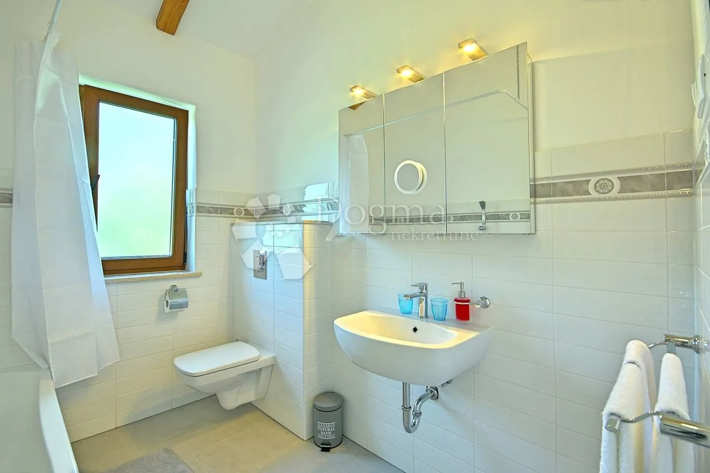 villa na rubu sela nedaleko mora - slika 18