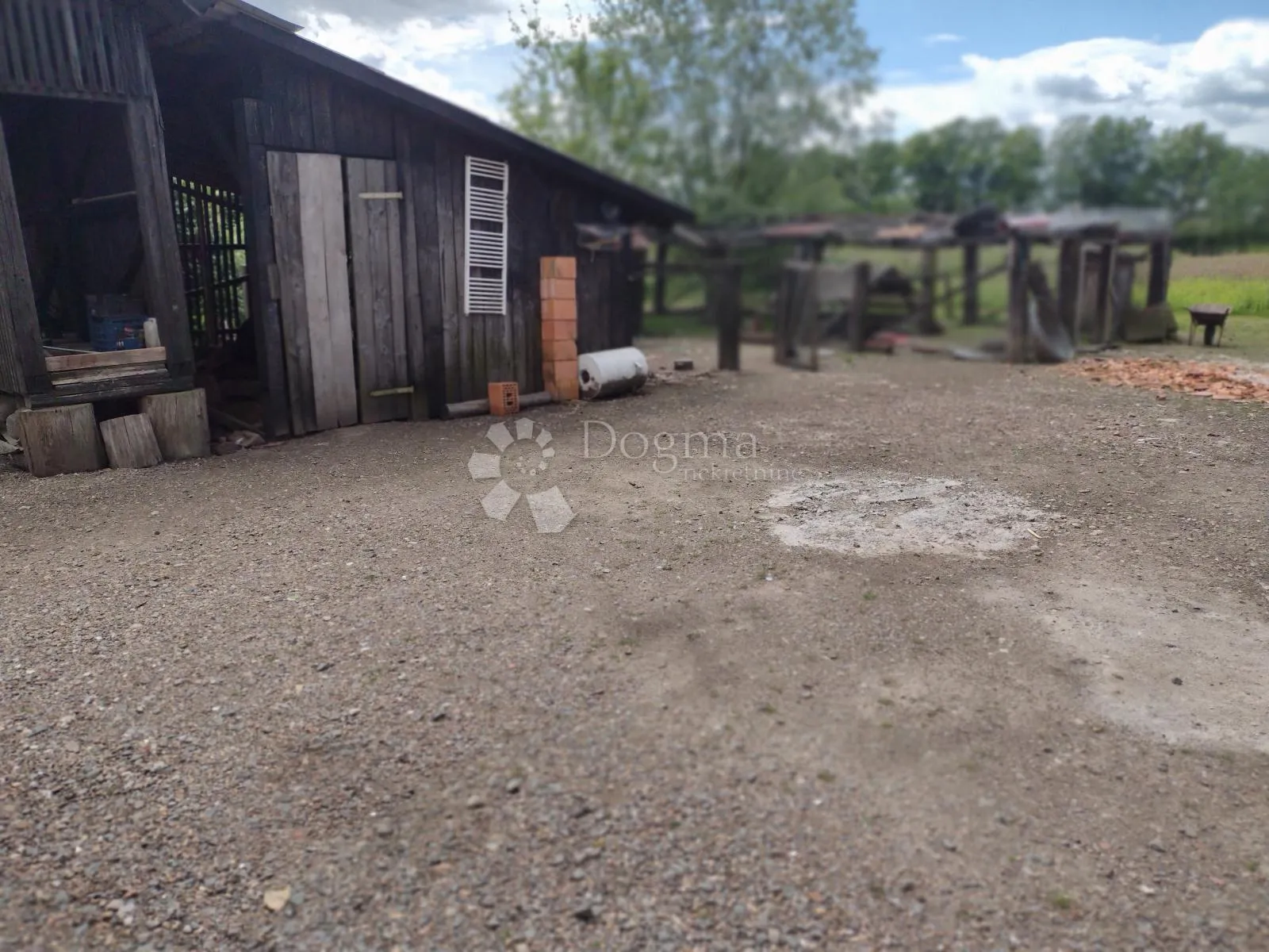 komforna kuća novije gradnje sa imanjem - slika 26