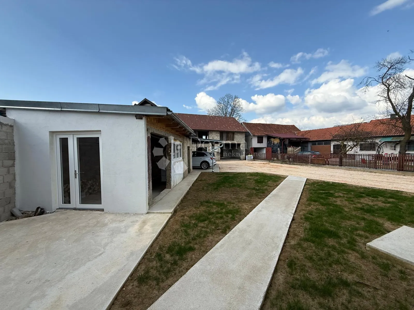 kuća s 2 stana 2 pomoćna objekta i 3000 m2 vrta - slika 19