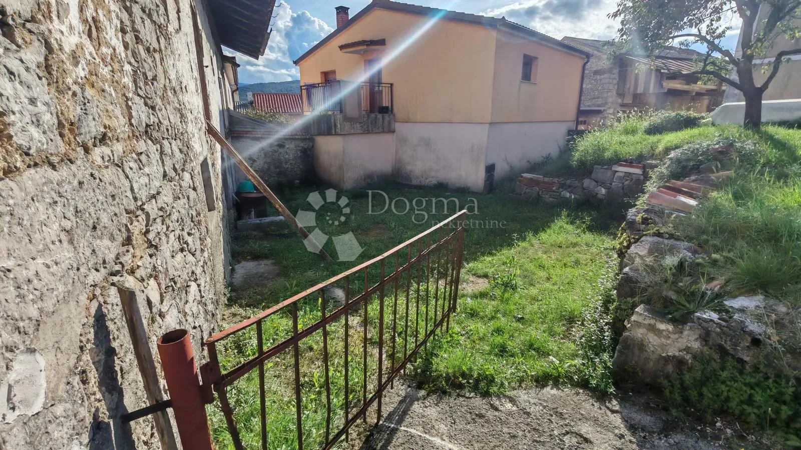 starina sa novim krovom - slika 3