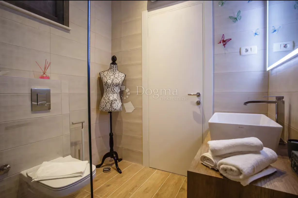 luksuzna vila s panoramskim pogledom i potpunom privatnošću u kaštelima - slika 33