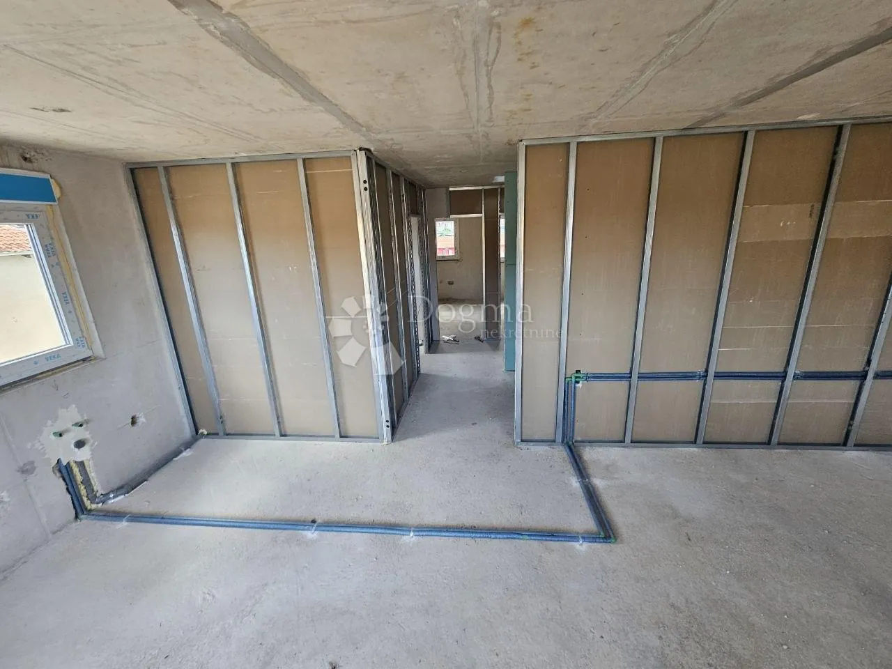 dvoetažni dvosoban stan s 2 garažna parking mjesta u kaštel lukšiću! - slika 2