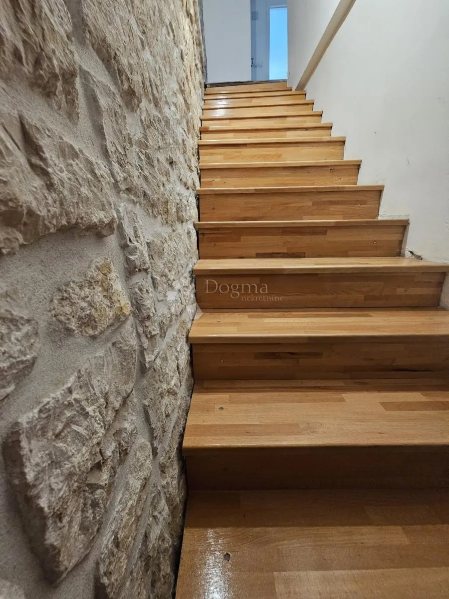 dvoetažni stan u srcu stare gradske jezgre raba. - slika 16