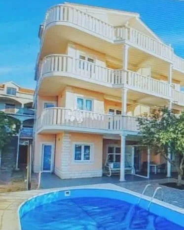 zatoglav - kuća nadomak mora sa 7 apartmana i poslovnim prostorom - slika 1
