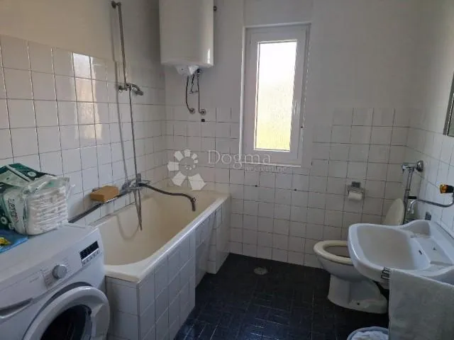 jako velika parcela sa dvije kuće - slika 7