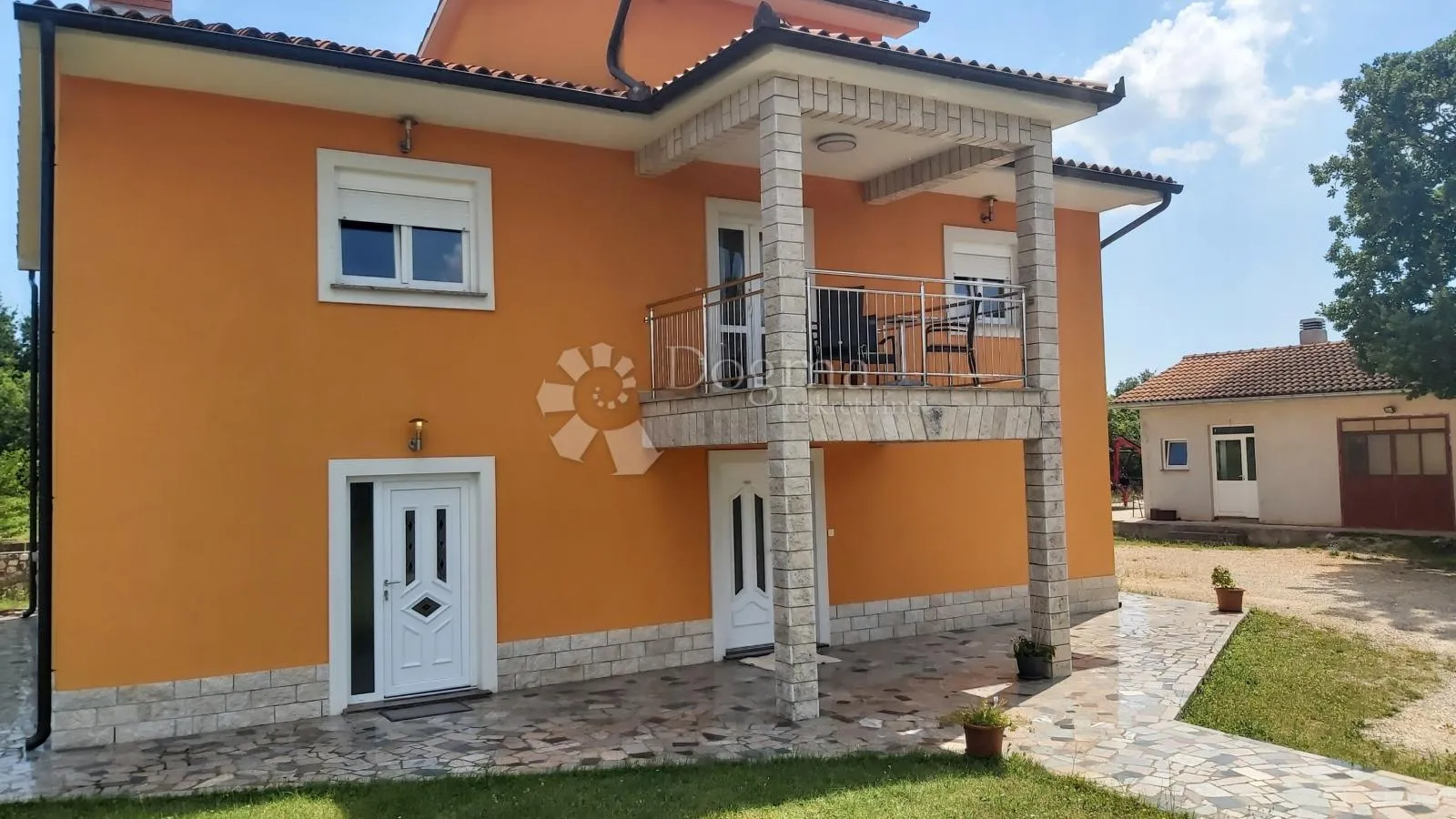 labin, prekrasna kuća u okolici labina s velikom okućnicom - slika 2