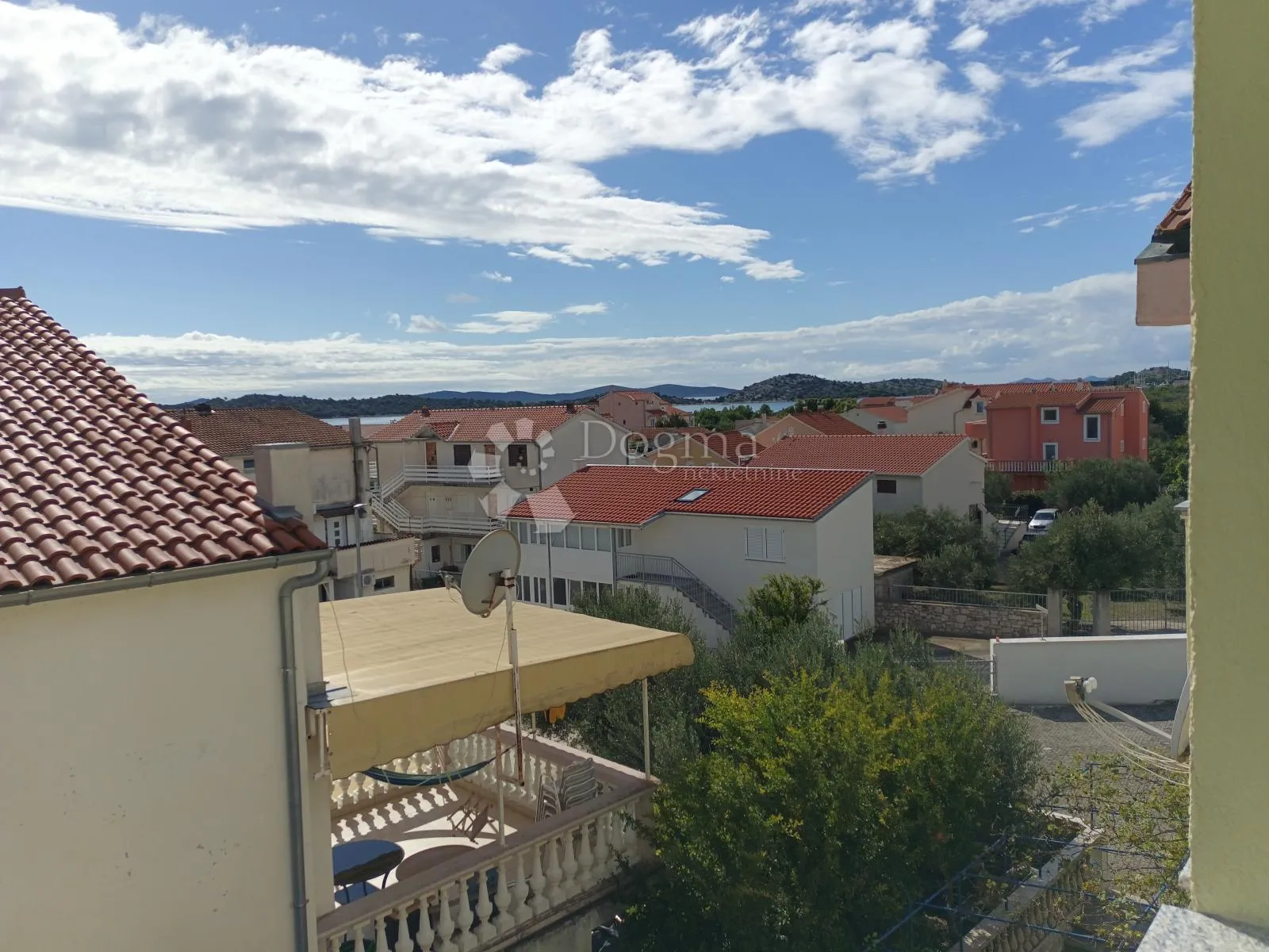 vodice prekrasna kuća sa 9 apartmana 100 metara od mora - slika 39