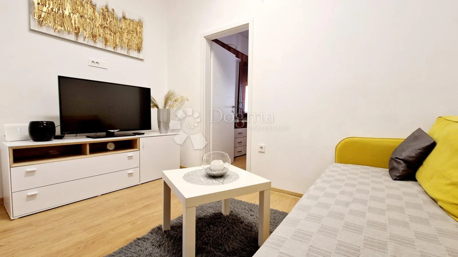 renoviran i moderan stan u centru pule ! - slika 4