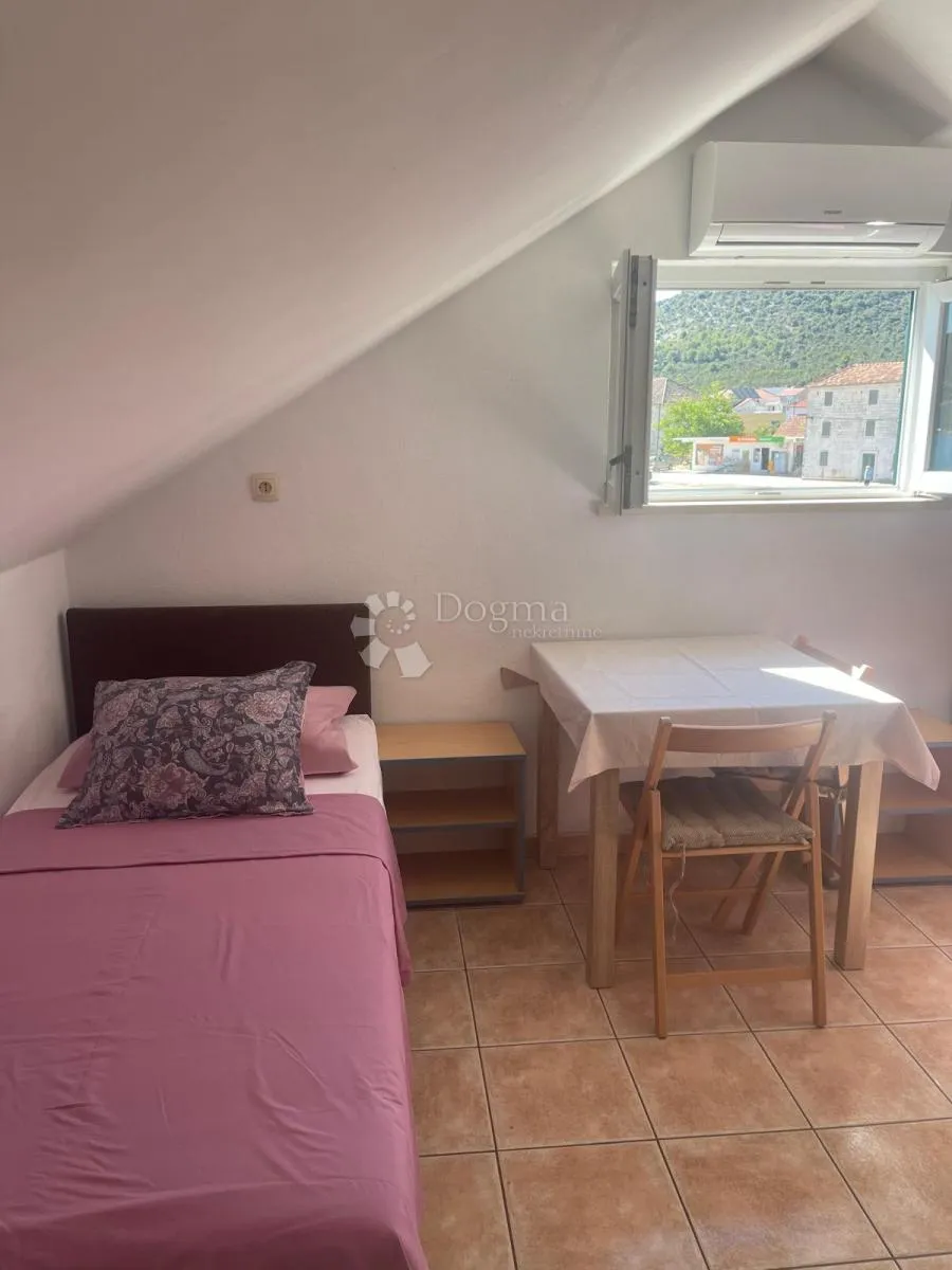 kuća s 3 apartmana i poslovnim prostorom vinišće - slika 9