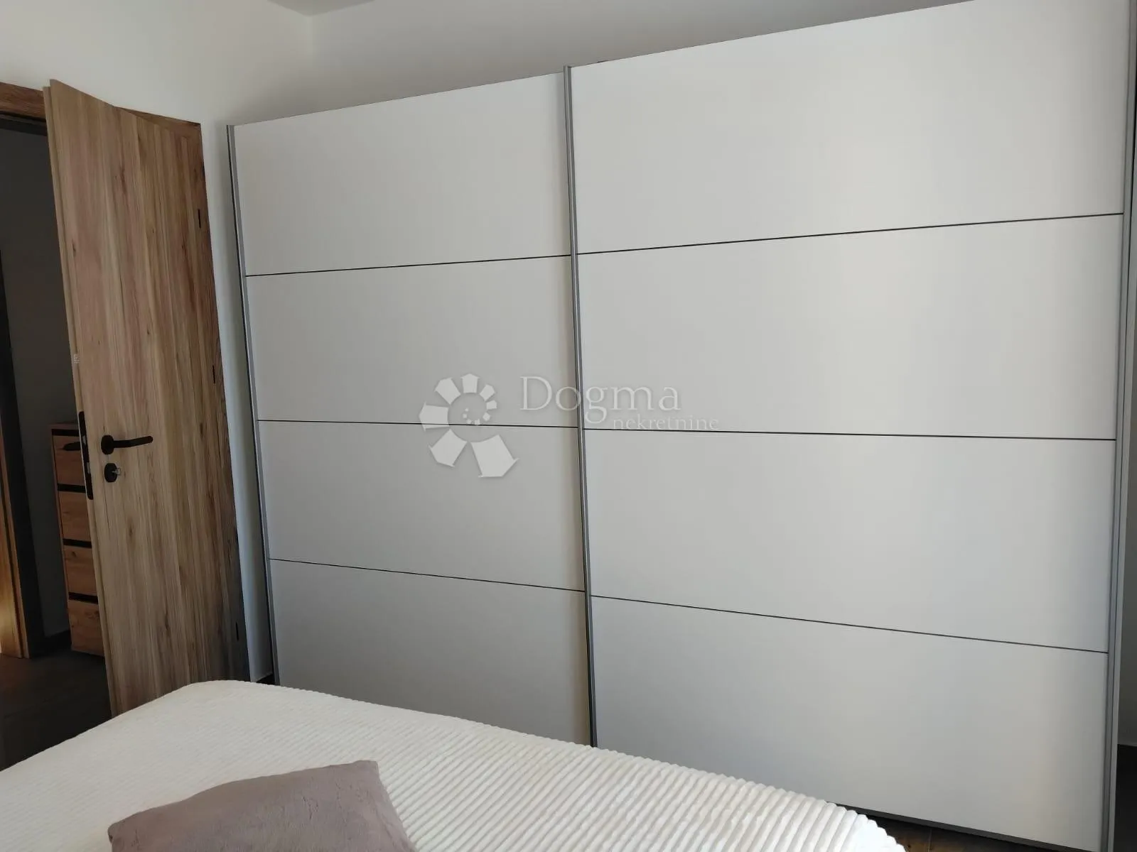 moderna vila s bazenom u žeravi - slika 14