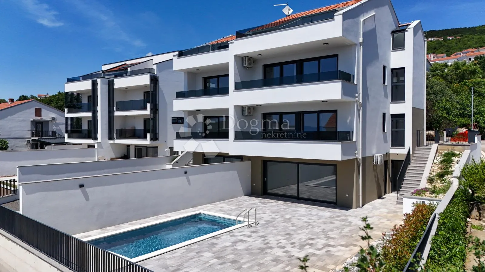 LUKSUZNI APP U NOVOGRADNJI 152m2 S BAZENOM I OKUĆNICOM 180m2 - Dramalj, Crikvenica