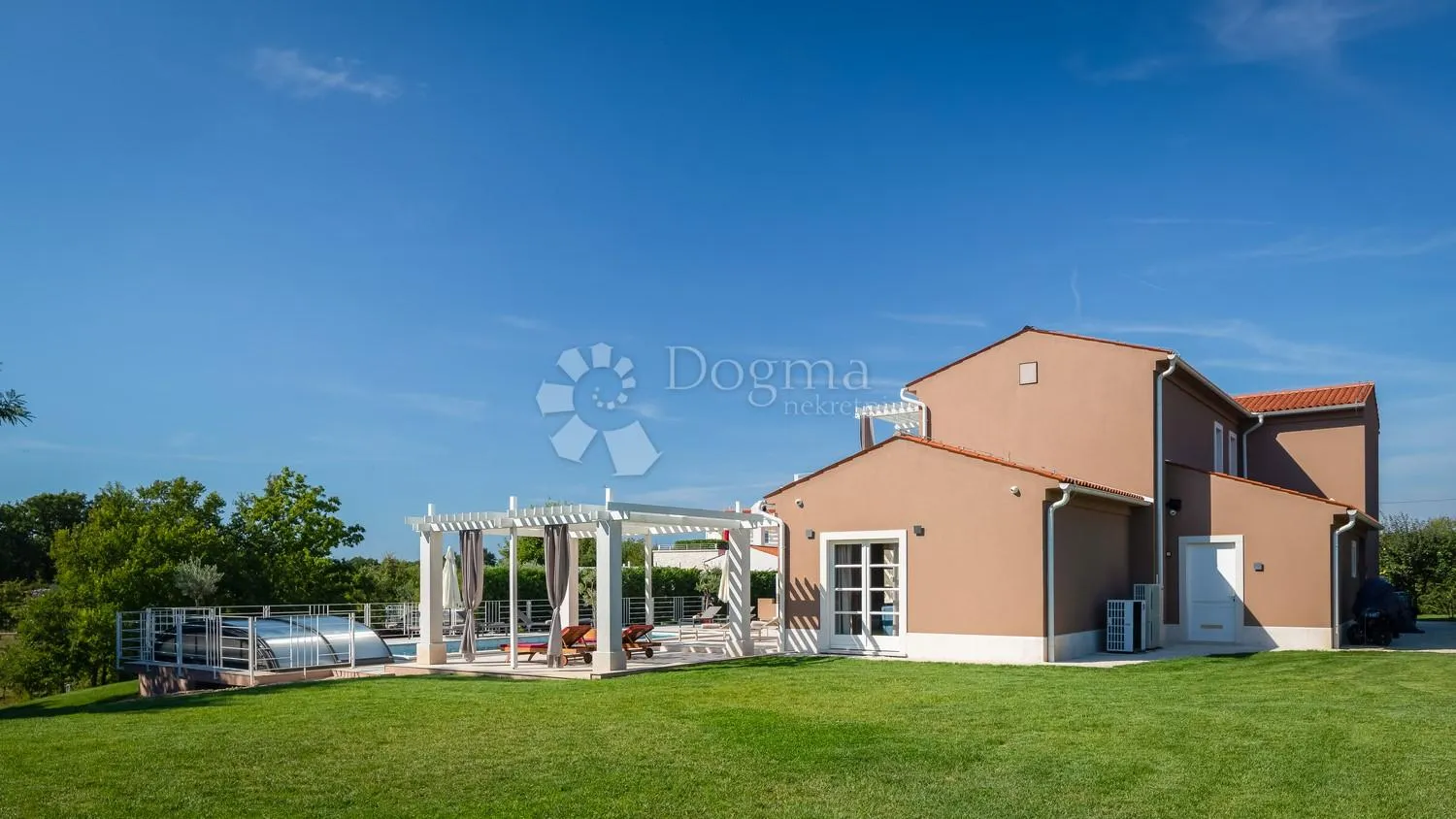 villa koja odiše elgancijom, sa bazenom i pomoćnim objektom - slika 7