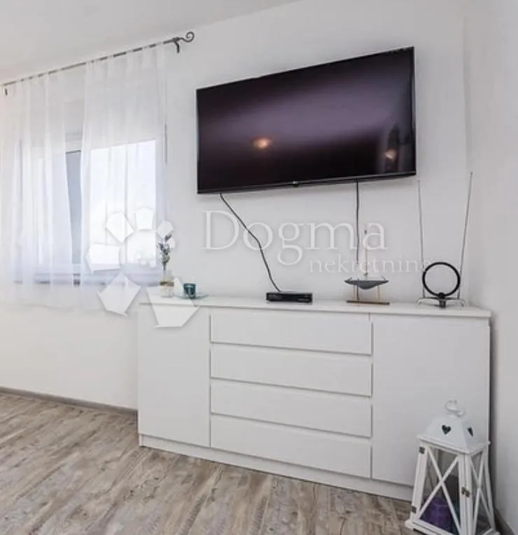 prodaje se kat kuće s dva moderno namještena apartmana centar vira - slika 9
