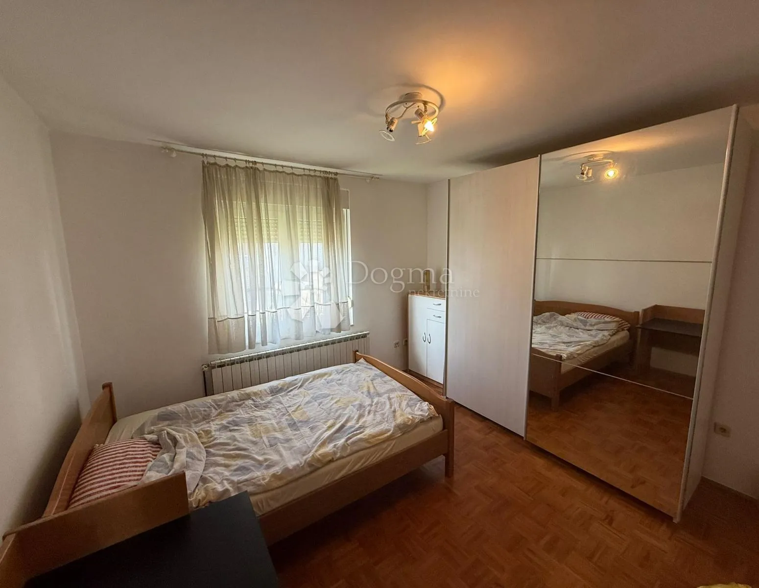 prostrana kuća s okućnicom, terasom i garažom - slika 11