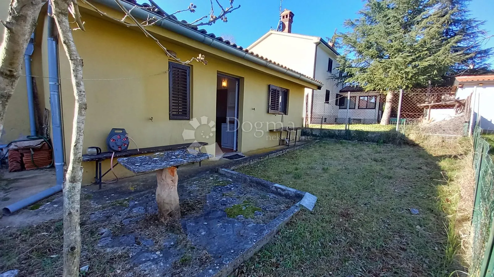 prostrana kuća s dva apartmana u mirnom okruženju blizu brtonigle - slika 33