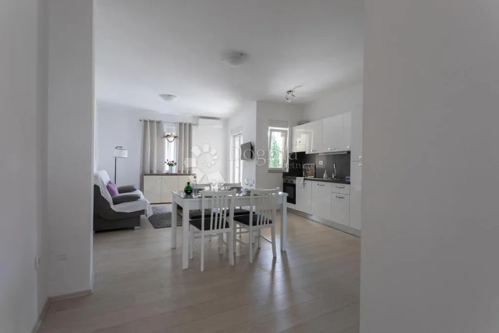 apartman sa bazenom u zatonu - slika 6