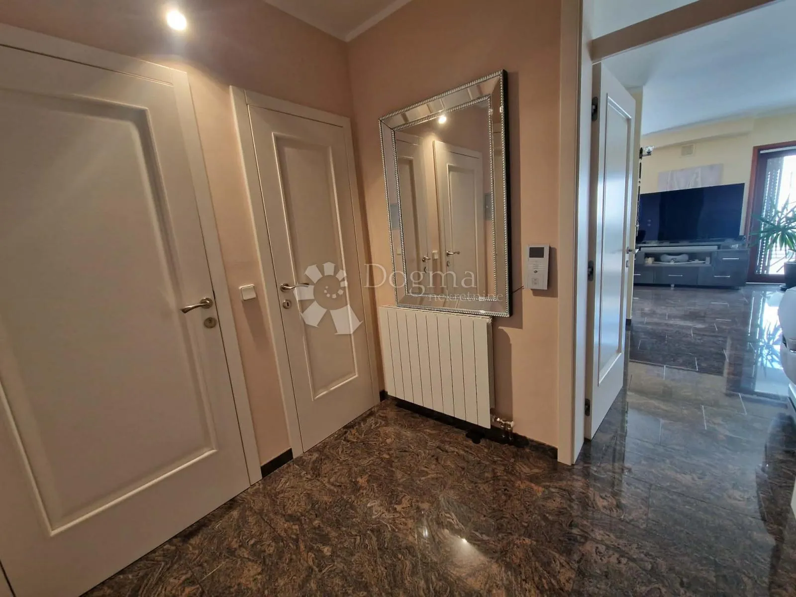 kuća s 4 apartmana - drugi red od mora - slika 12