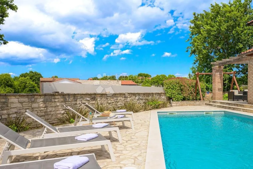 bale - prostrana vila s prekrasnom okućnicom - slika 34