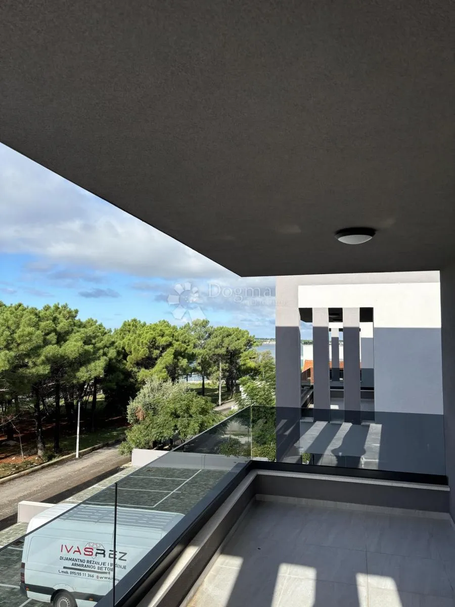 prodaje se luksuzni apartman na otoku viru, 100 m od mora - slika 8