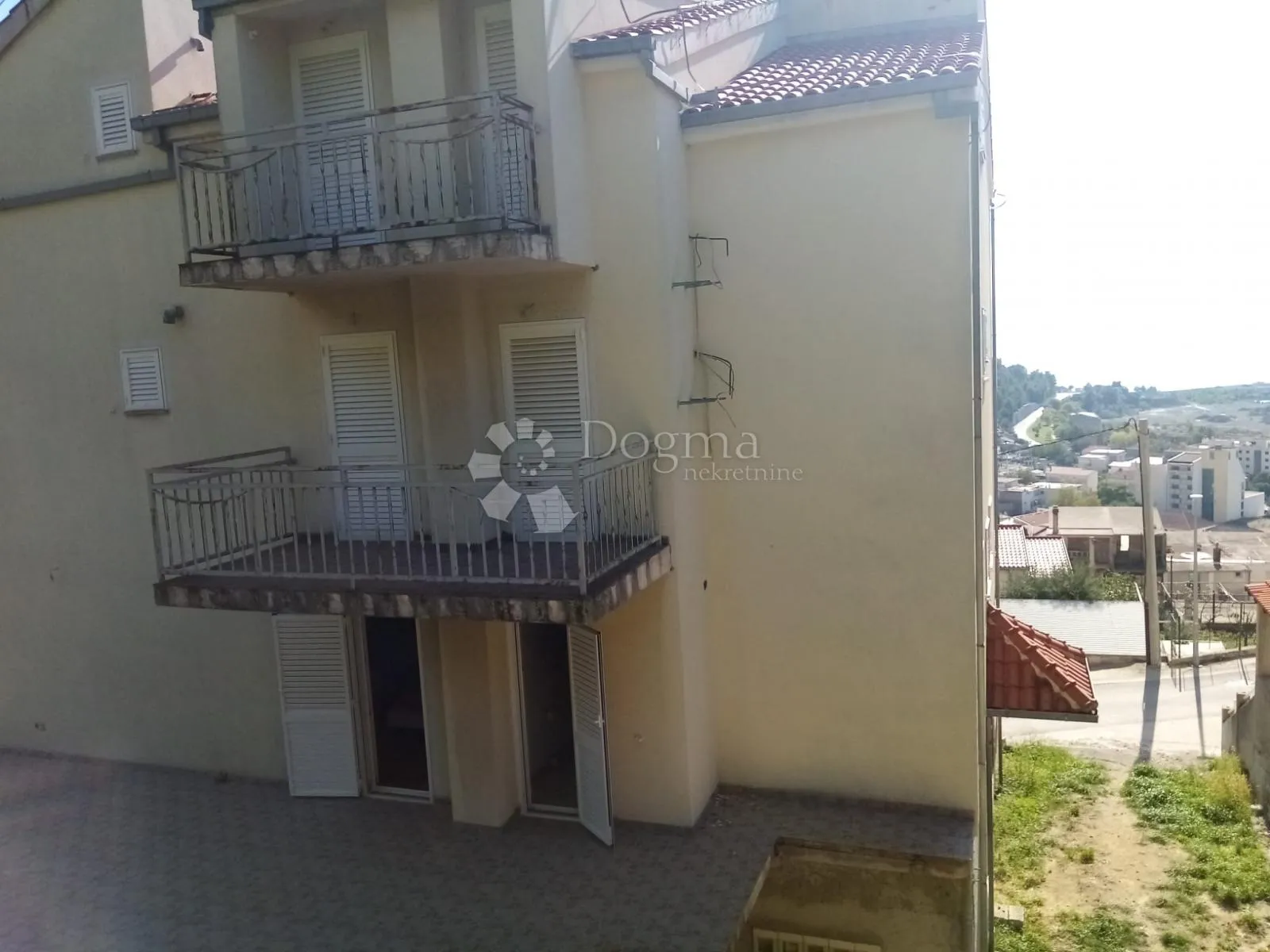 ekskluzivni objekat sa poslovnim prostorima, stanom i 8 apartmana - slika 3