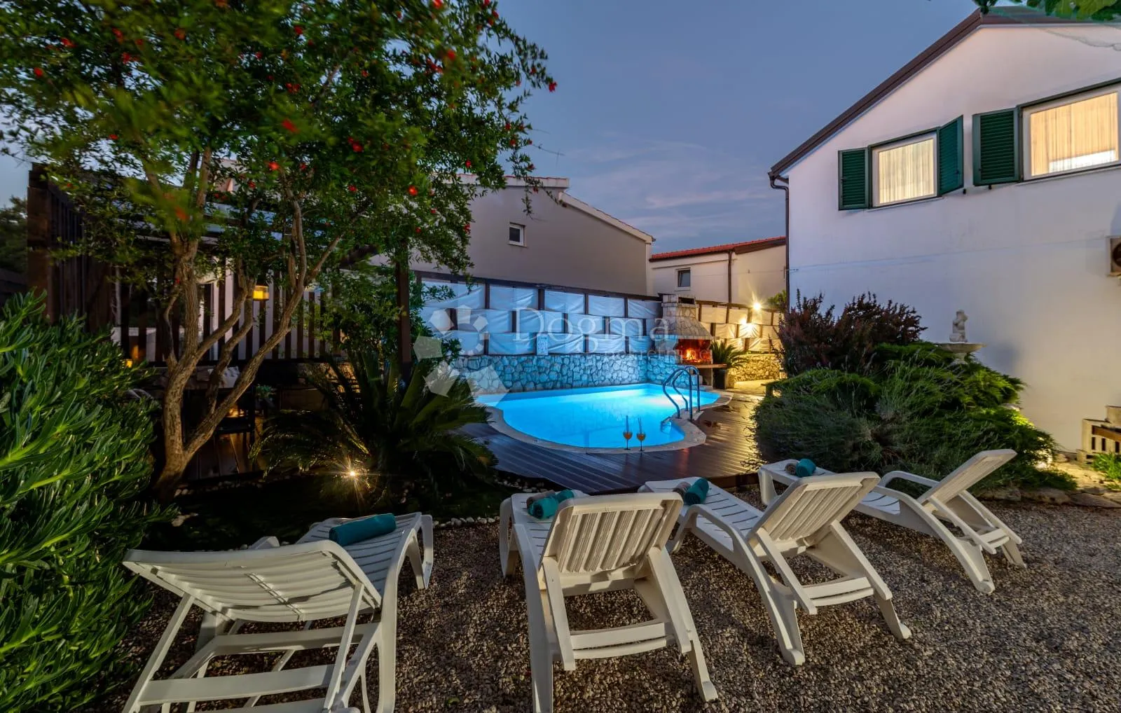 tri apartmana s bazenom - slika 13