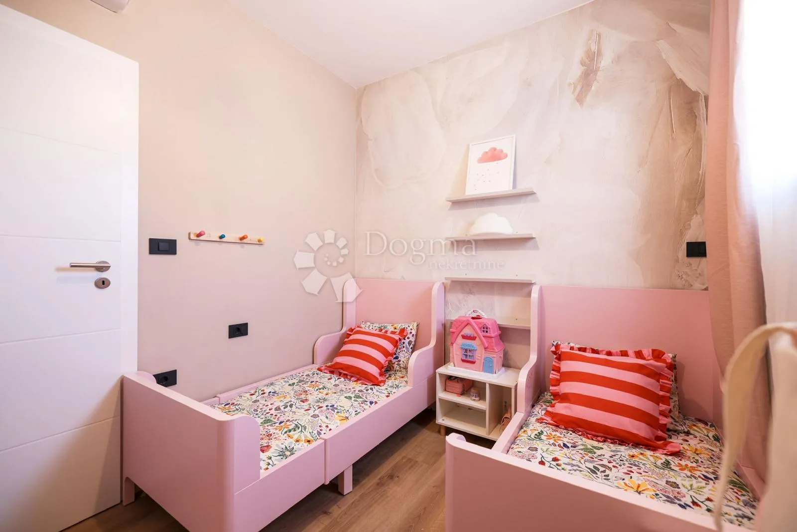 dizajnerski penthouse s krovnom terasom, liftom i garažom - slika 19