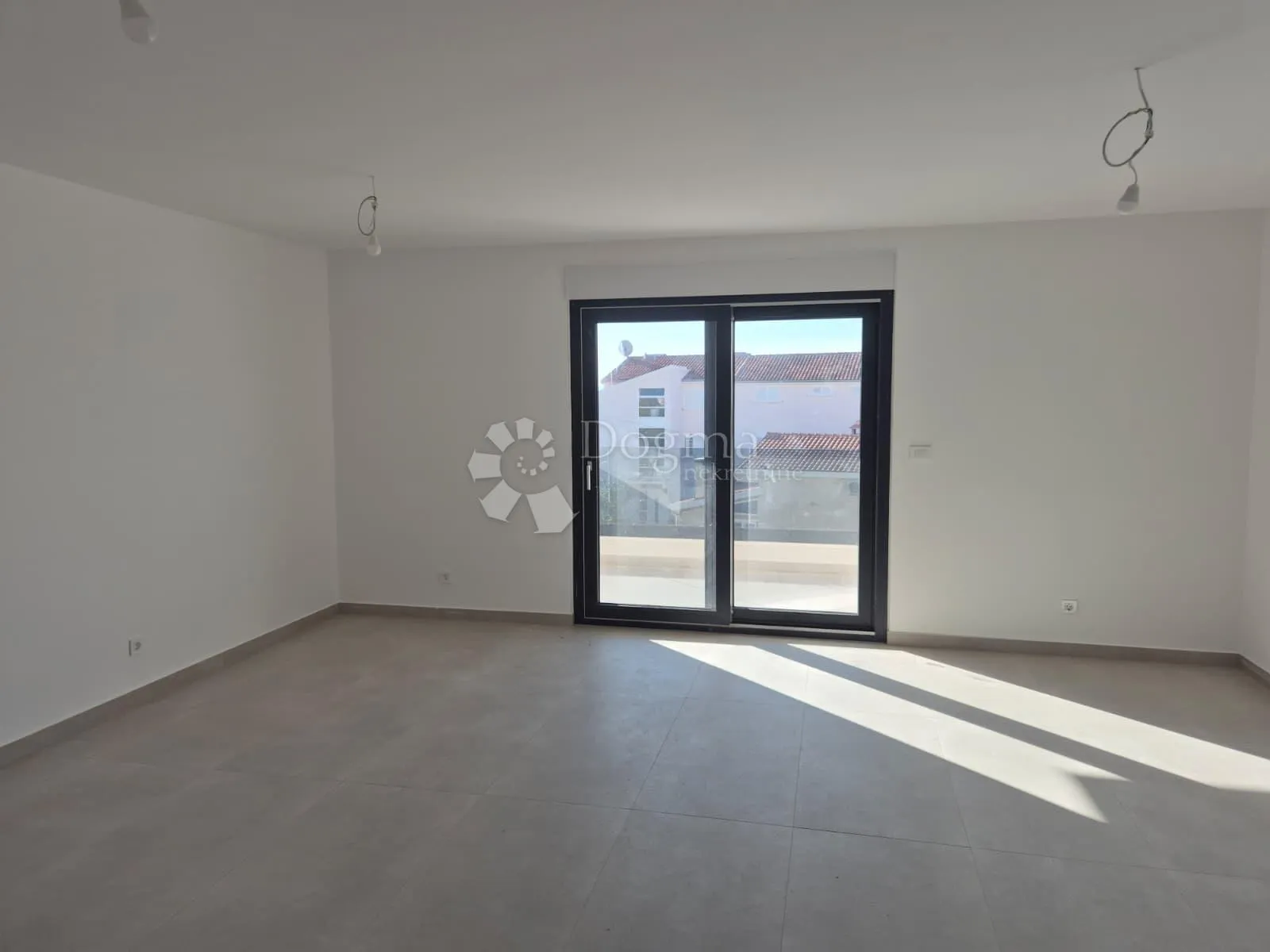 novogradnja – moderan stan (s8) s balkonima i pogledom na more, manje od 150 m od plaže – okrug gornji - slika 2