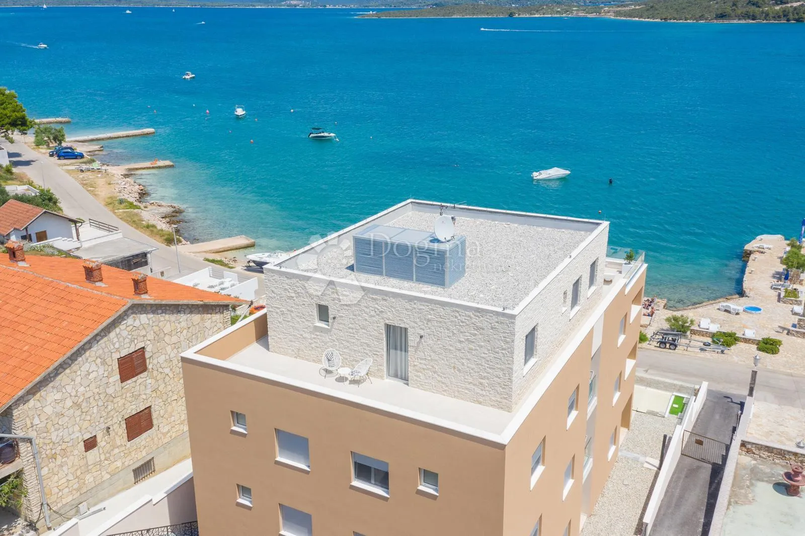 betina – luksuzni apartman s privatnim bazenom, 1. red do mora! - slika 16
