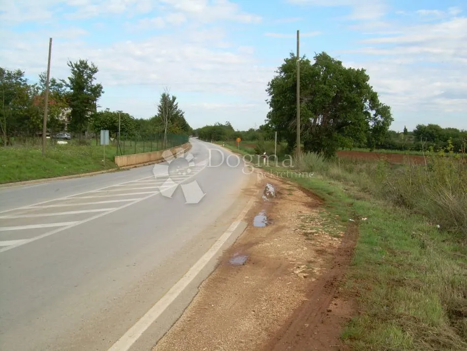 Prilika!! Poslovno-komercijalno zemljište od 3750 m² - Banjole, Medulin