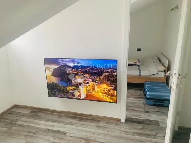 mali renovirani stan na dobroj lokaciji - slika 4