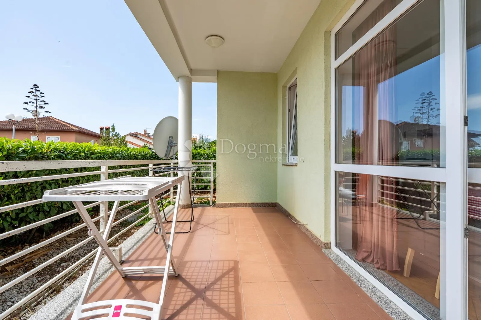 grad krk – elegantan apartman s privatnim vrtom, dvije terase i parkirnim mjestom - slika 5