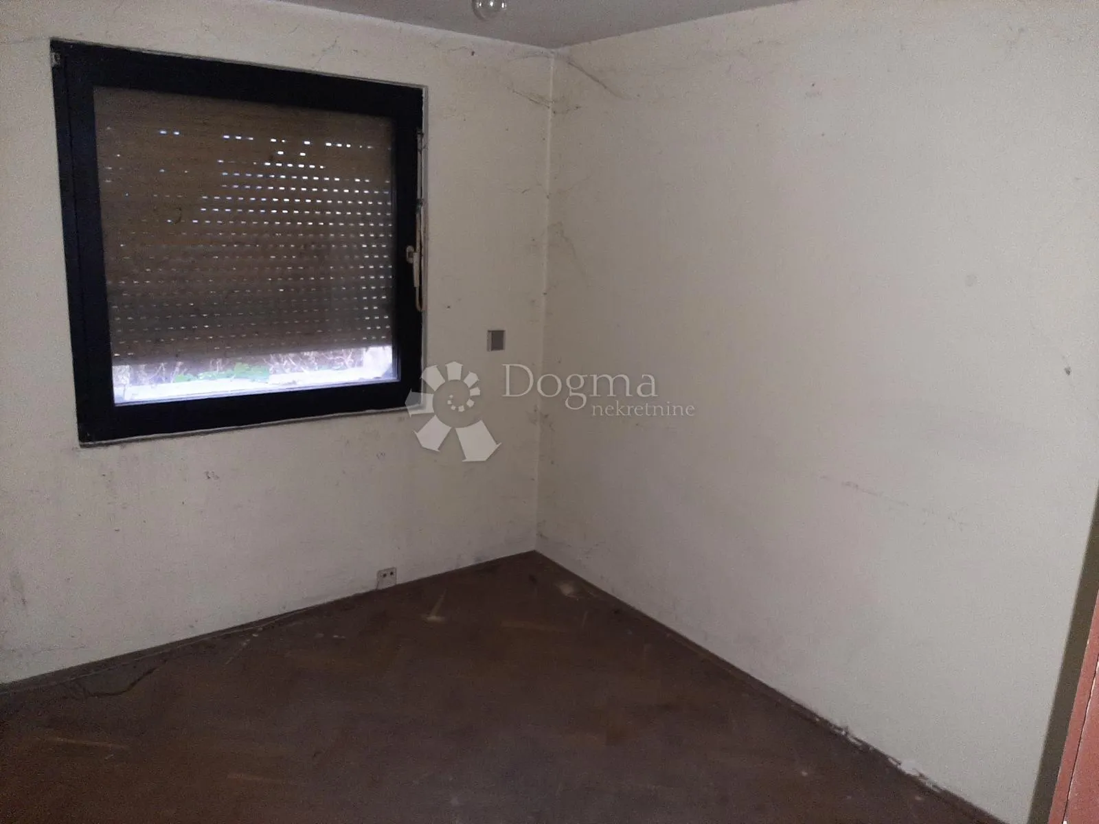 višenamjenska kuća s posl. prostorom- 250m2 + veliki parking - slika 25