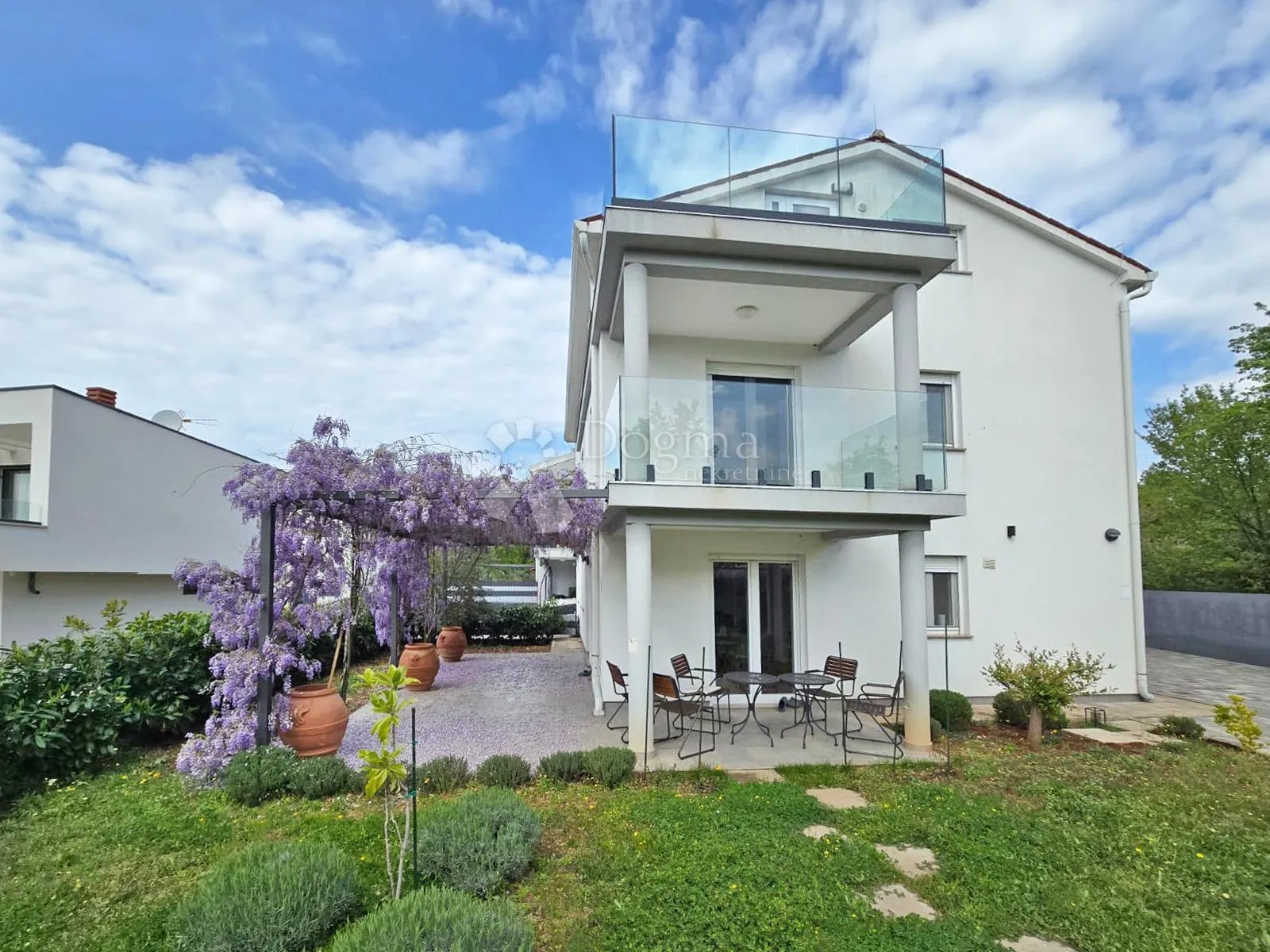 Kuća u nizu (krajnja) okrenuta prema zelenilu, 4 sobe, vrt, 10min od grada - Žbandaj, Poreč