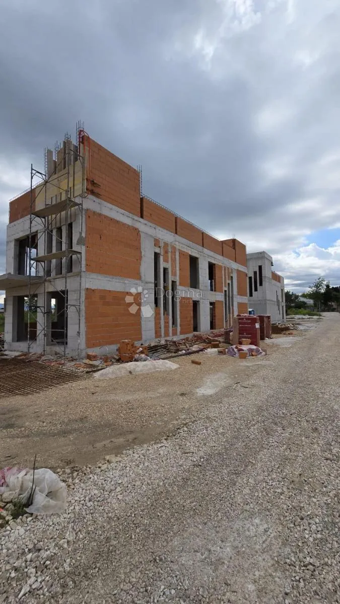 moderna vila u sabunikama sa bazenom i pogledom na more- objekt b - slika 6