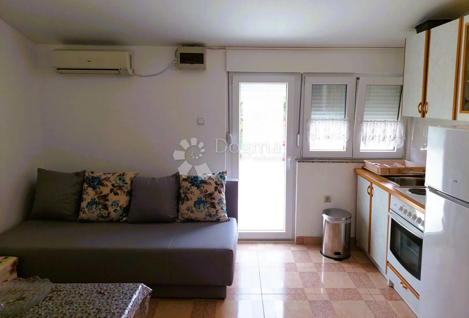 potpuno namještena kuća s tri apartmana - slika 7
