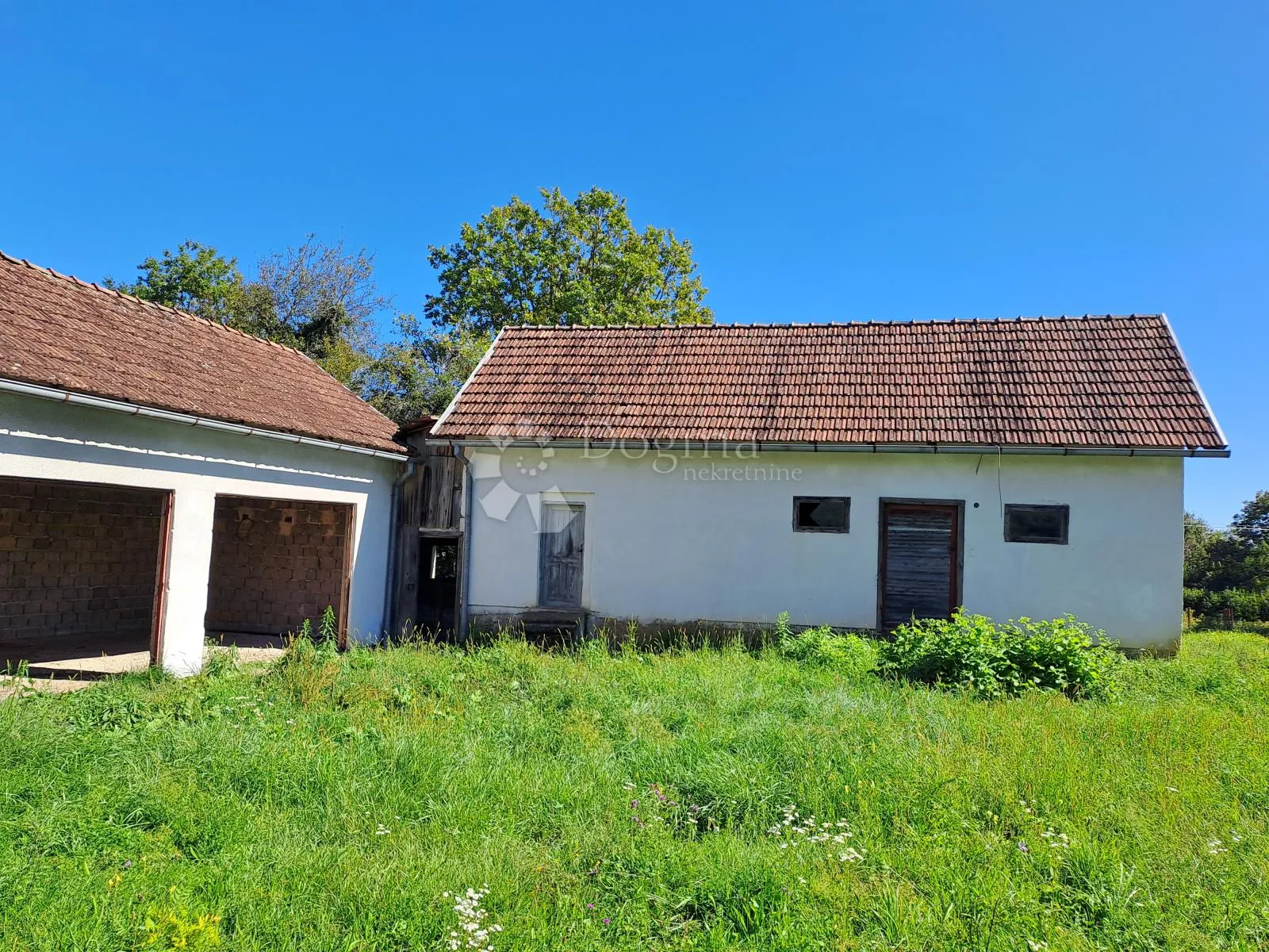 sunčan i uredan posjed u gradu duhova - slika 10