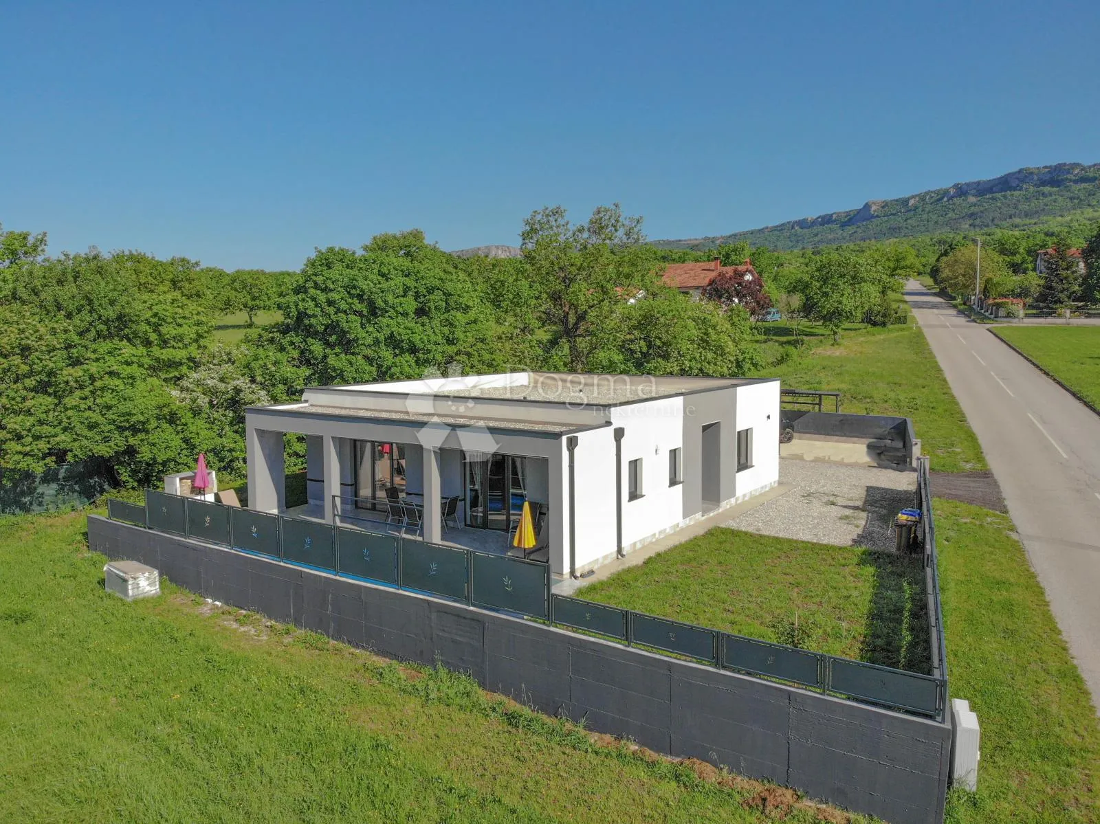 buzet, atraktivna kuća s bazenom i prekrasnim pogledom - slika 1