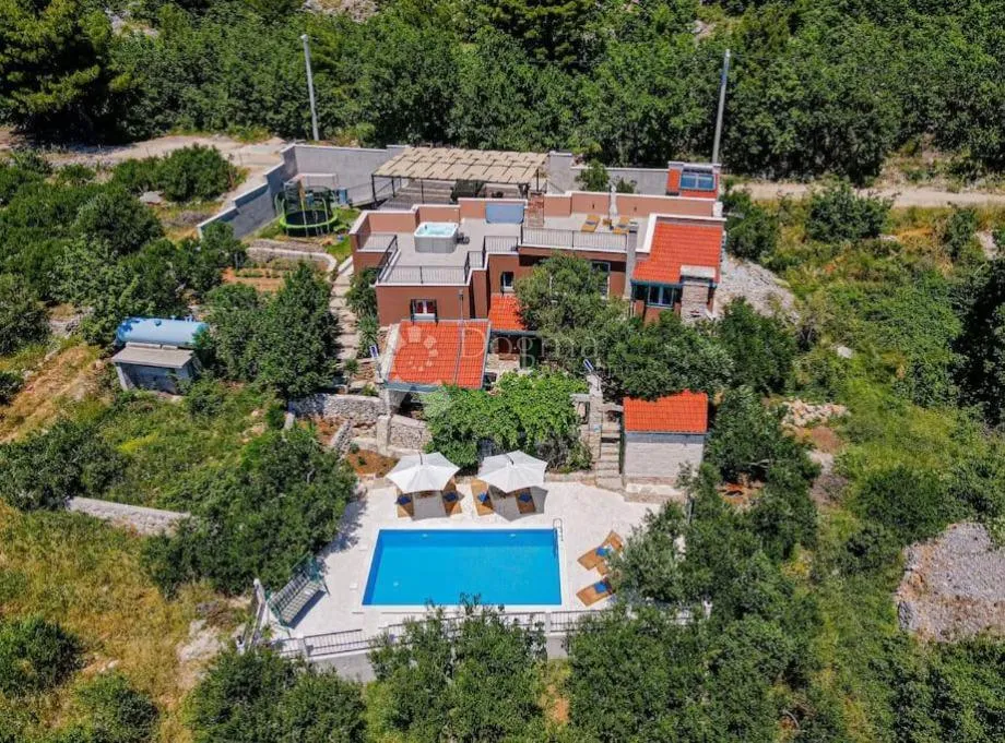 ekskluzivna vila sa bazenom - slika 2