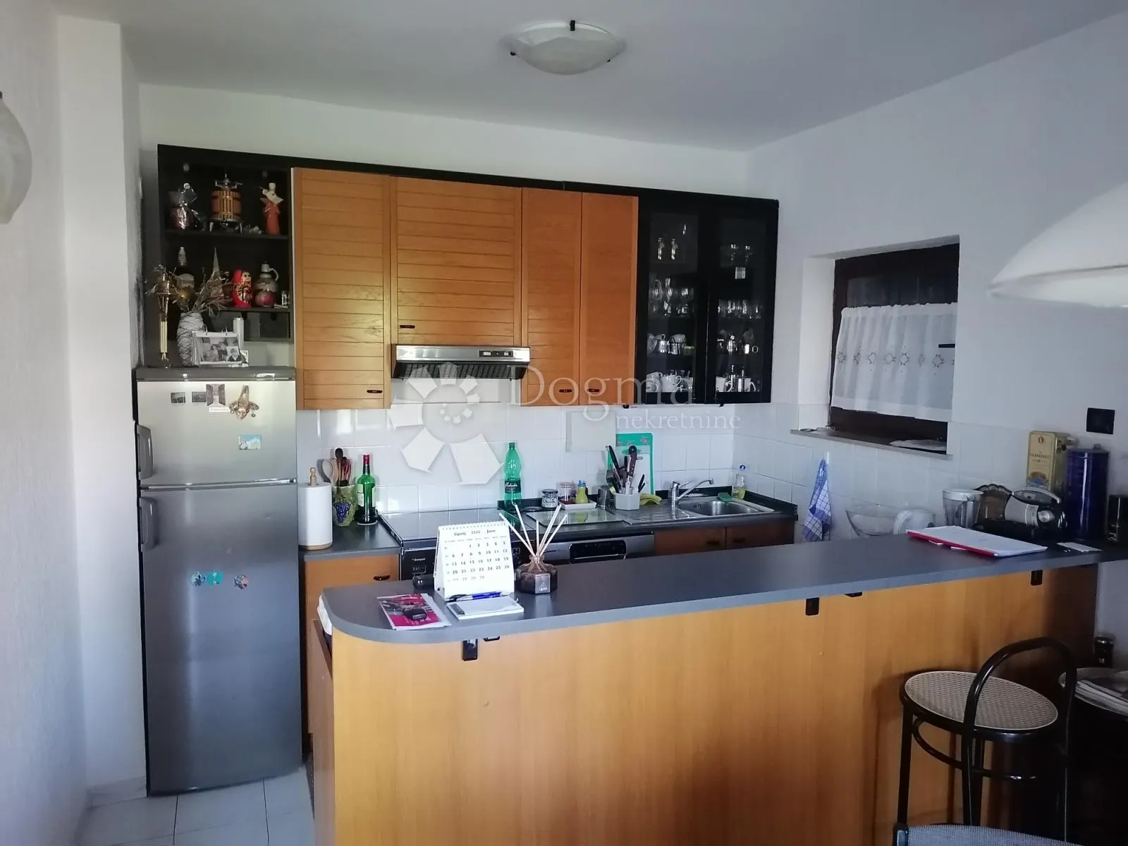 kuća na drenovi s dva trosobna stana i velikom okućnicom - slika 9
