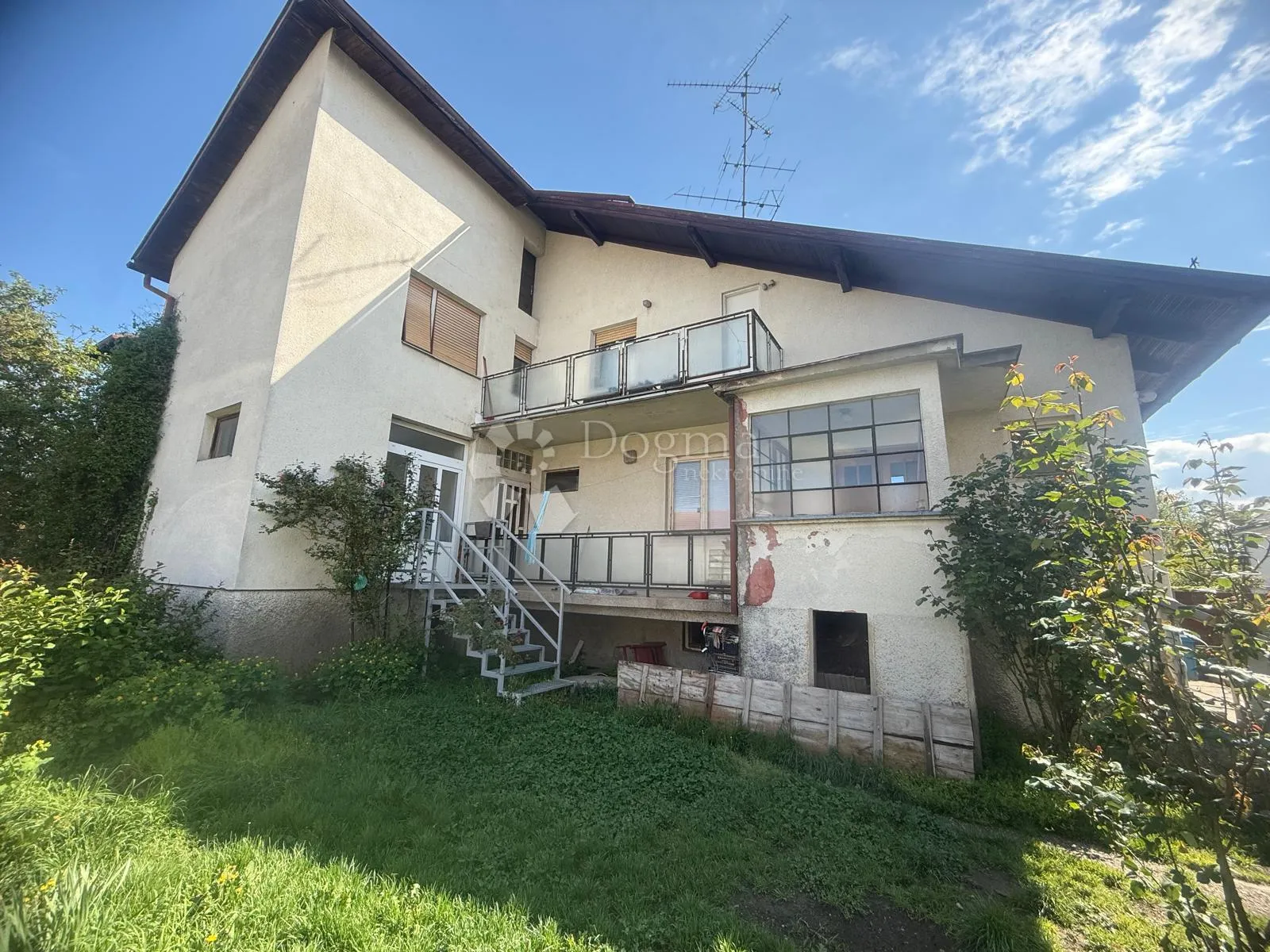 kuća s tri odvojena stana - slika 4