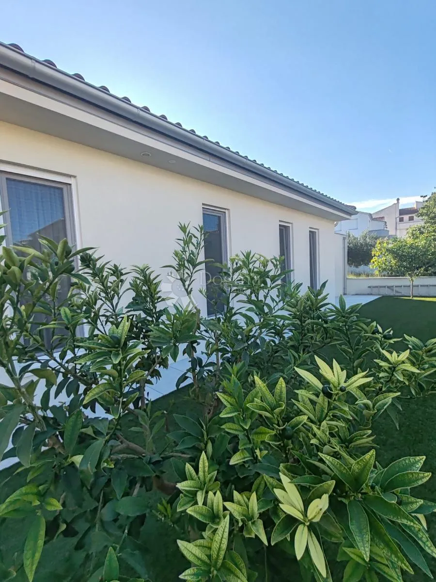 vodice - prekrasna novoizgrađena kuća s garažom i dvorištem - slika 6
