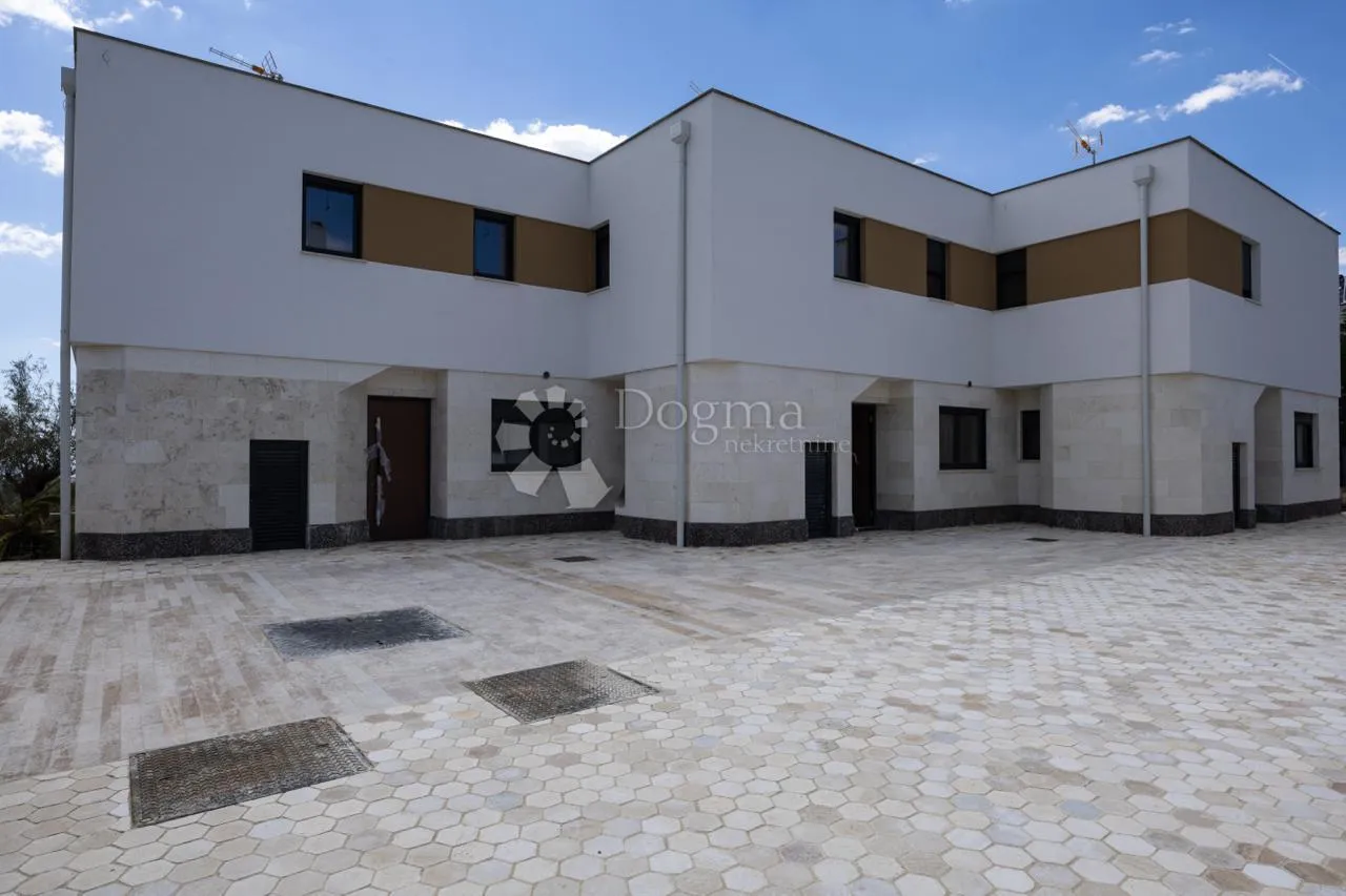 primošten-predivan stan s bazenom i pogledom na more u triplexu s2 - slika 34