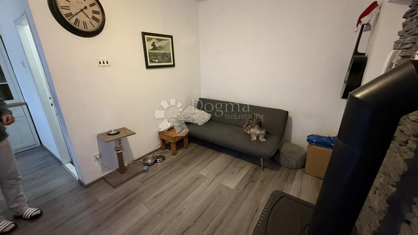 ugodan dvosobni stan s lijepim pogledom - slika 8