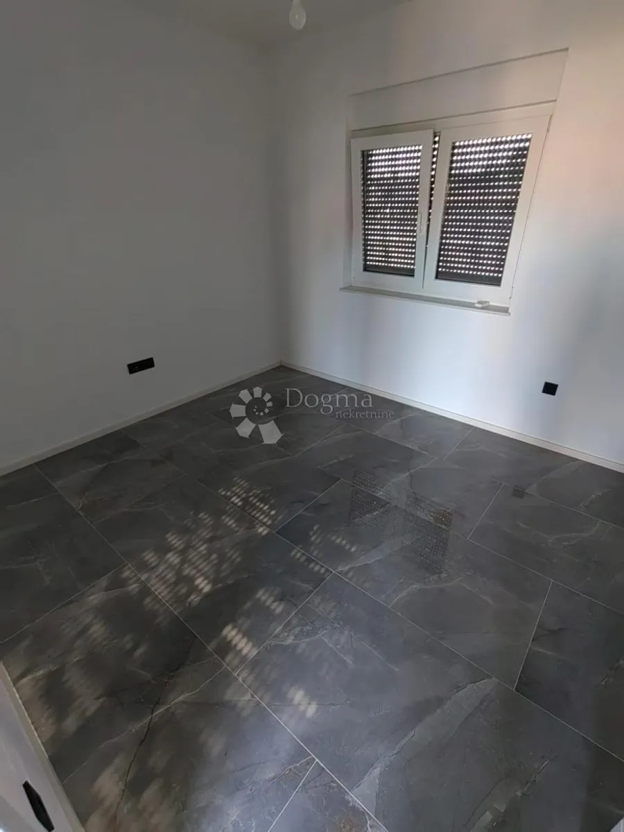 prodaje se kuća sa bazenom na otoku viru - slika 11