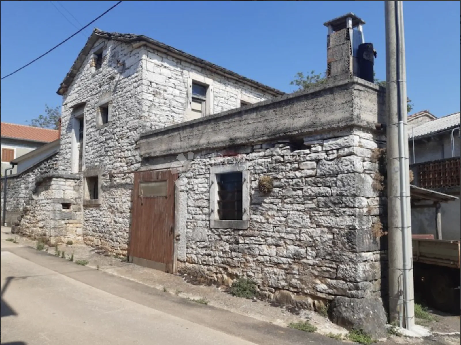 kamena kuća za renovaciju u pilatima - slika 2