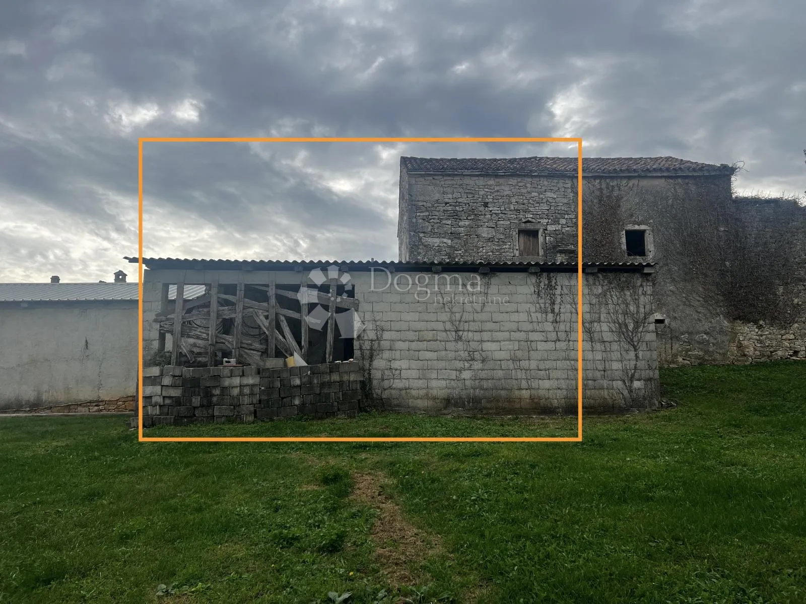 ruševina u nizu sa pogledom - slika 5