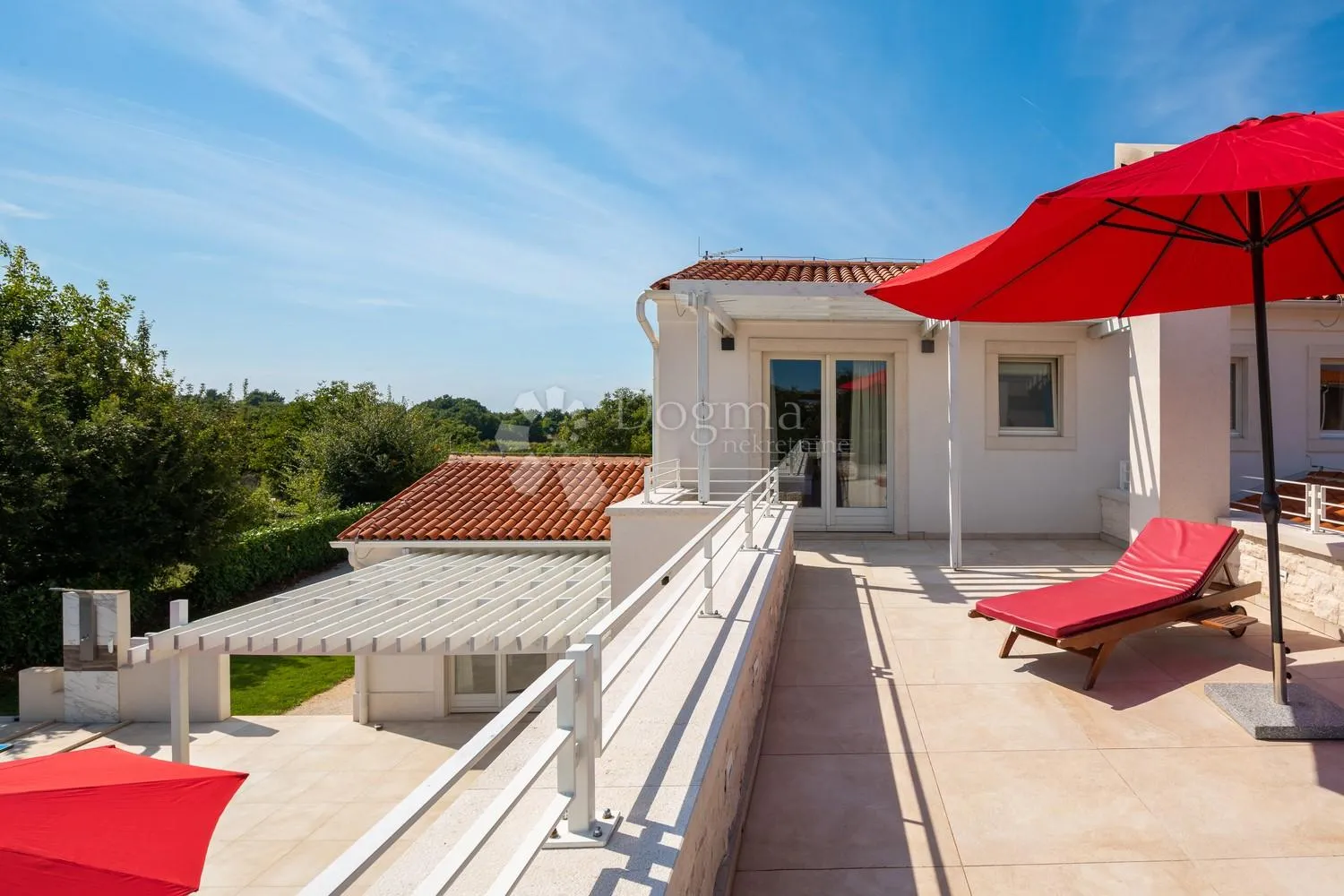prostrana villa s bazenom i sadržajima na rubu sela - slika 29